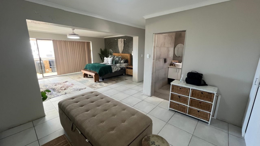 5 Bedroom Property for Sale in Wavecrest Eastern Cape
